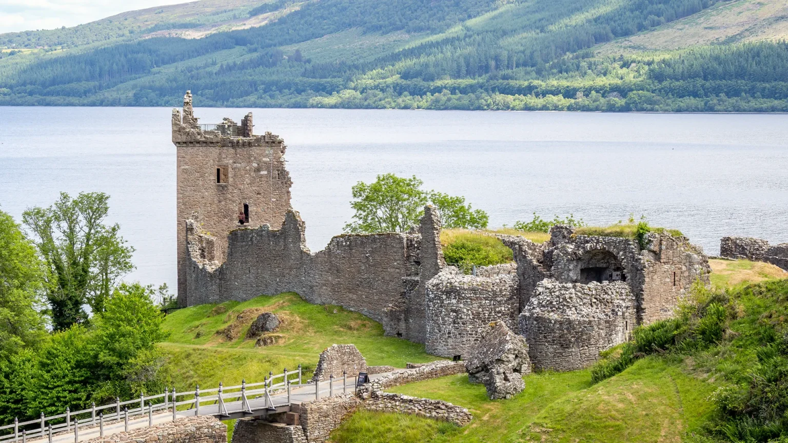 urquhart castle scotland loch ness